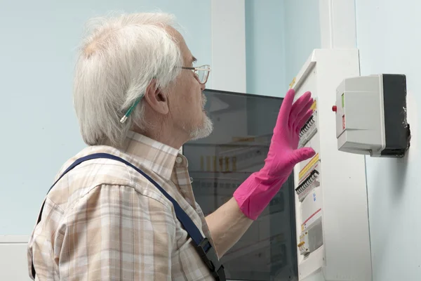 Homme regardant compteur de lumière électrique — Photo