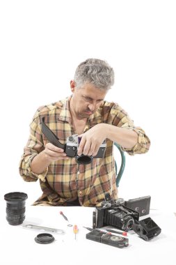 Vintage fotoğraf makinesi kontrol adam