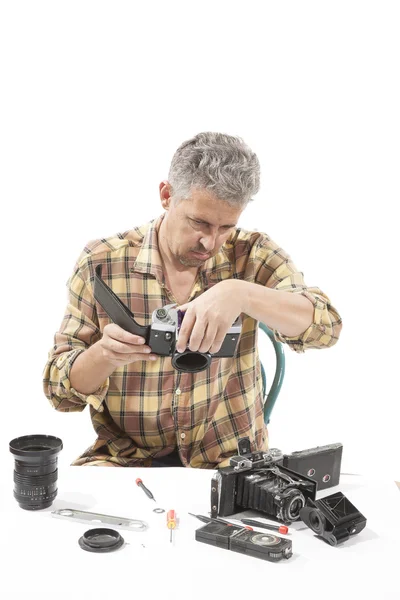Mężczyzna sprawdzenie vintage aparatu — Zdjęcie stockowe