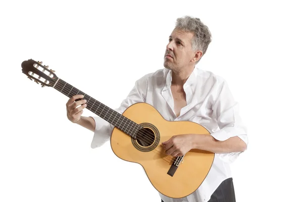 Человек играет на акустической гитаре — стоковое фото