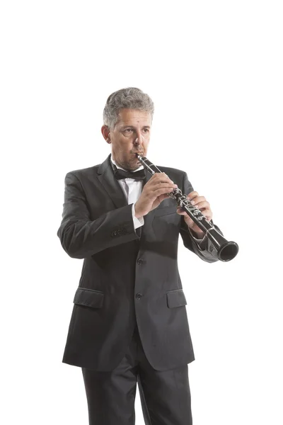 Человек, играющий на кларнете — стоковое фото