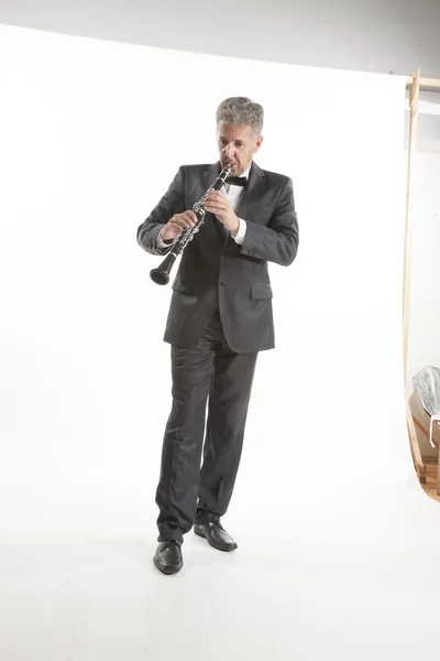 Homem tocando clarinete — Fotografia de Stock