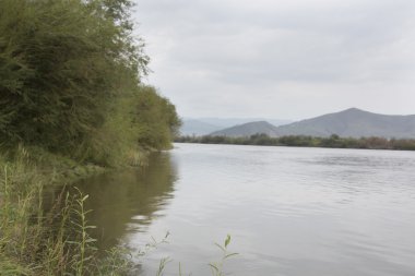Bulutlu havalarda dağ gölü