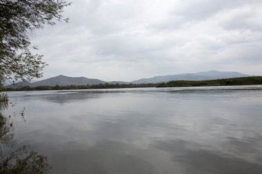 Bulutlu havalarda dağ gölü