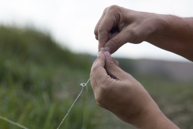 adam bir olta yemi yapar