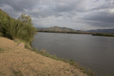Nehirde bir arka plan Dağları