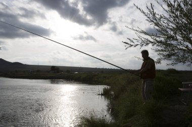 Balıkçı bir nehir üzerinde balıkçılık