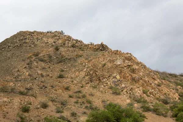 Taş hill ile doğanın görünümü — Stok fotoğraf