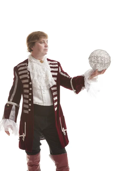 Homme en vêtements médiévaux avec boule décorative — Photo