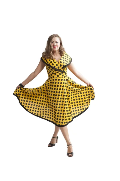 Ung kvinna i gul pin-up klänning — Stockfoto