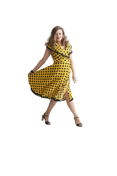 Junge Frau im gelben Pin-up-Kleid — Stockfoto
