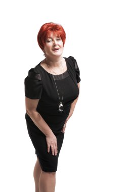 Siyah elbiseli çekici orta yaşlı kadın.