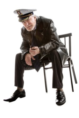 boru ile şapkalı yaşlı denizci adam