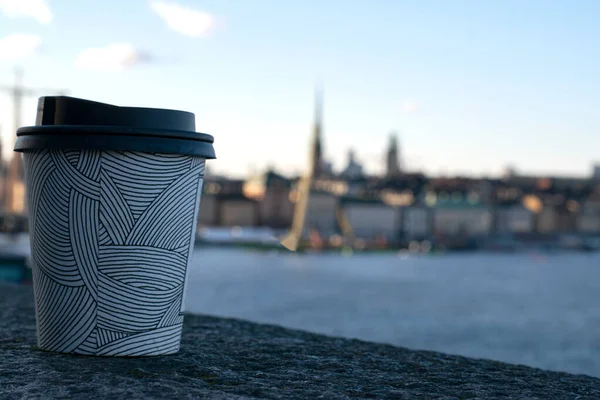 Take Away Coffee Mug Water Urban Skyline Background Photo Taken — Stock Photo, Image