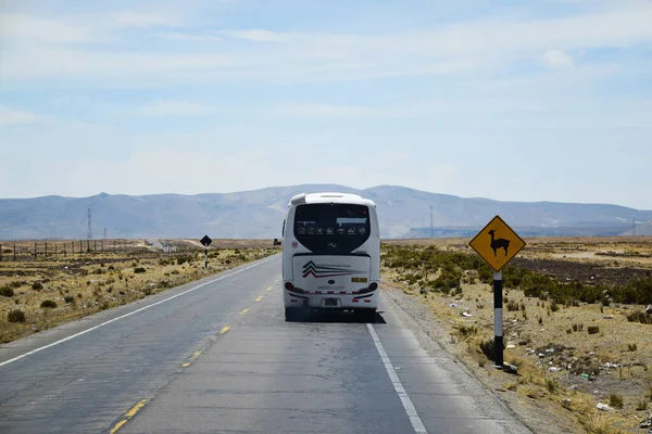 Autobús Turístico Conduciendo Por Carretera Panorámica Las Tierras Altas Andinas —  Fotos de Stock