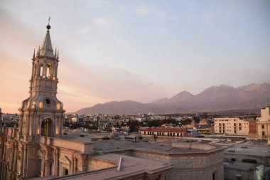 Arequipa şehrinin üzerinde gün batımı ve arka plandaki volkan ve dağlar. Fotoğraf Arequipa, Peru 'da çekildi.