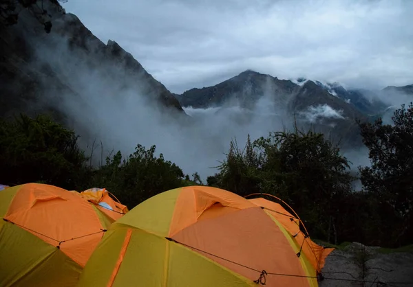 Colorful Tents Overlooking Beautiful View Low Clouds High Mountains Photo — Stock Photo, Image
