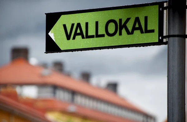 Röstningsplatsskylt Svenska Som Visar Riktningen Till Närliggande Röstningsställe Staden Valdagen — Stockfoto