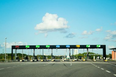 Malm, İsveç - 21 Temmuz 2021: İsveç ile Danimarka arasındaki Öresund köprüsünün İsveç tarafındaki İsveç sınır kontrolündeki koronavirüs salgını nedeniyle neredeyse boş