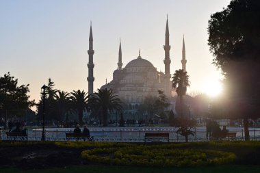 İstanbul, Türkiye - 17 Ocak 2015: İstanbul, Türkiye 'deki ünlü Mavi Cami' de güzel bir gün batımı.