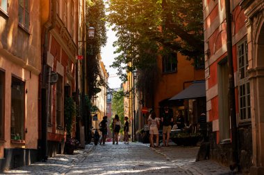 Stockholm, İsveç - 19 Haziran 2021: Stockholm, İsveç 'teki Eski Kent' in dar sokaklarından birinde bir grup turist.