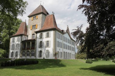 Ortaçağ şatosu, modern çağdan kalma. Jegenstorf, Berne Kantonu, İsviçre.