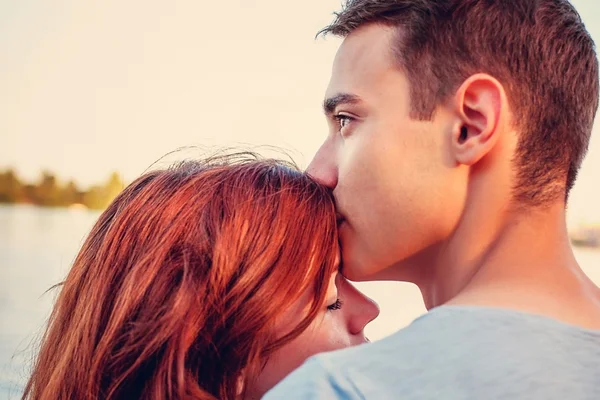 Przystojny młody mężczyzna całuje swoją dziewczynę — Zdjęcie stockowe