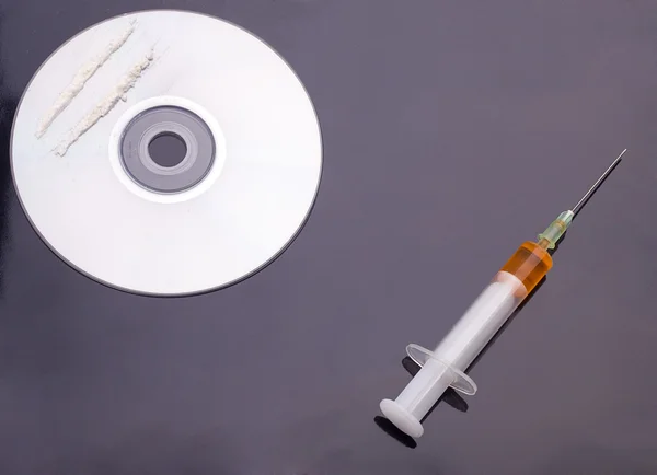 Injekční stříkačka a kokainu v jednotce Dvd — Stock fotografie