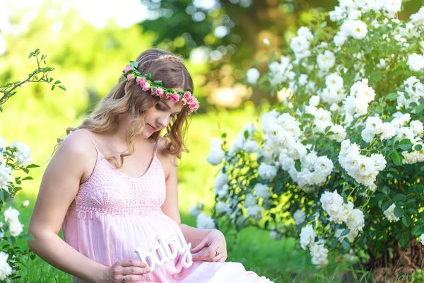 Schöne schwangere Frau entspannt sich draußen — Stockfoto