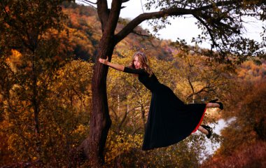 Genç kadın ormanda levitating