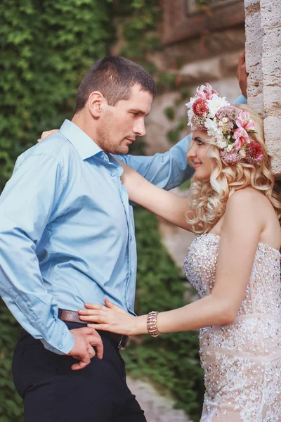 Pretty Couple Hugging Flirting Urban Park Looking Each Other Wreath — Stock Photo, Image