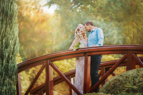 Mooi koppel knuffelen en flirten in een stadspark — Stockfoto