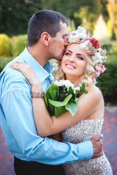 Pretty couple hugging and flirting in an urban park — Stock Photo, Image