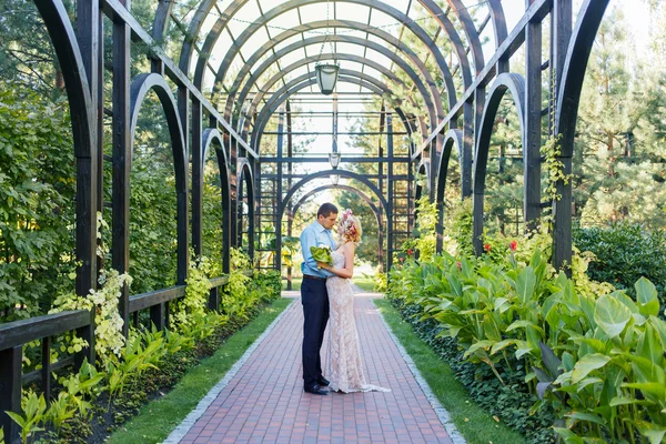 Hübsches Paar umarmt und flirtet im Stadtpark — Stockfoto