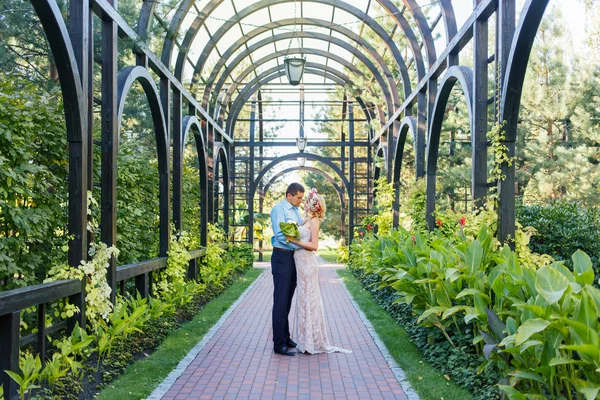 Mooi koppel knuffelen en flirten in een stadspark — Stockfoto