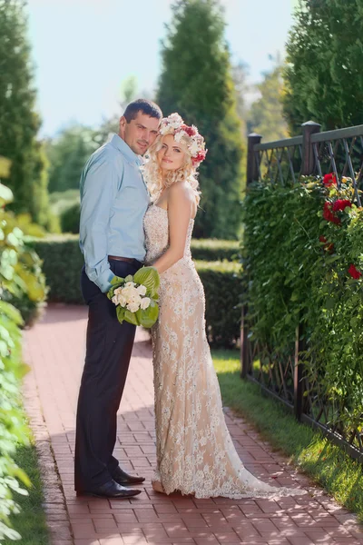 Mooi koppel knuffelen en flirten in een stadspark — Stockfoto