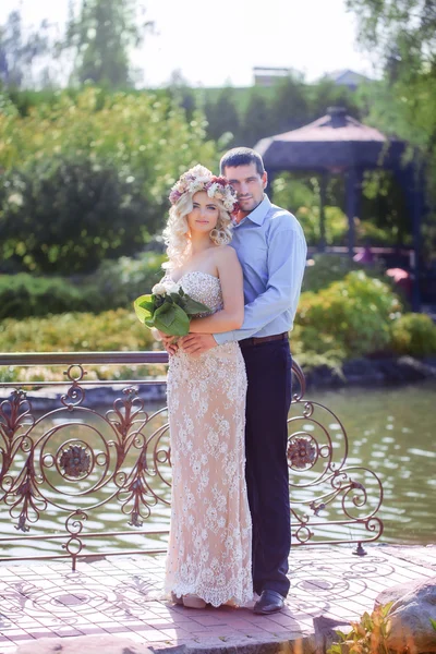 Mooi koppel knuffelen en flirten in een stadspark — Stockfoto