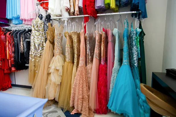 Vestidos de noite em cabides — Fotografia de Stock