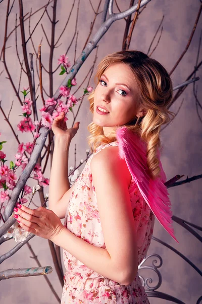 Портрет молодої красивої жінки в костюмі ангела з рожевою перемогою — стокове фото