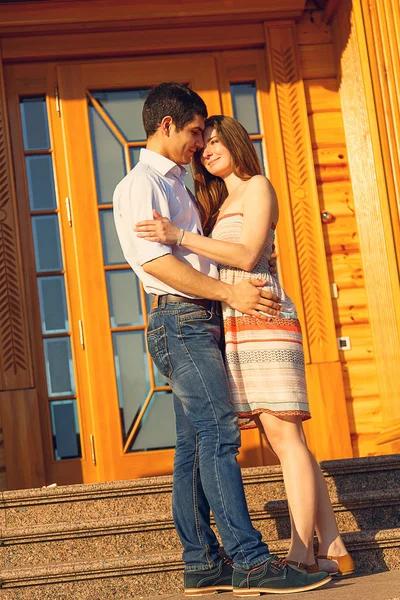 Liefdevolle jonge man en vrouw — Stockfoto