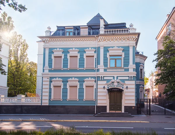 Blue apartment building in the evening at sunset — Stock Photo, Image