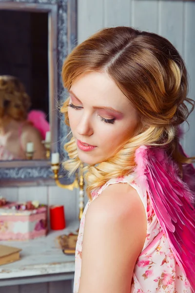 Jonge mooie vrouw in engel kostuum — Stockfoto