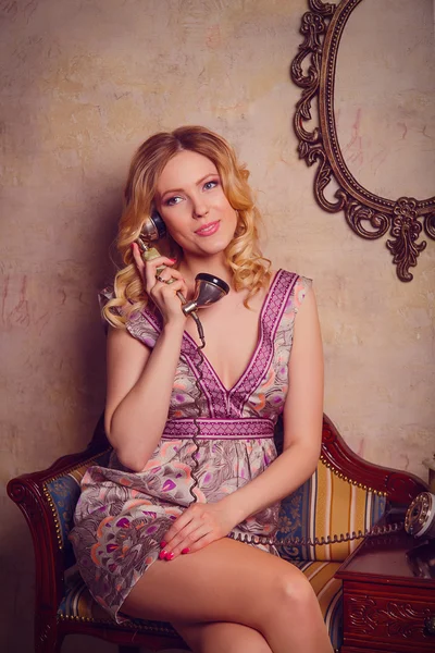 세련 된 전화 번호와 함께 아름 다운 관능적인 젊은 아가씨의 초상 — 스톡 사진