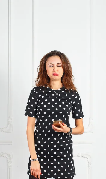 A beautiful young woman holding the phone very upset — Stock Photo, Image