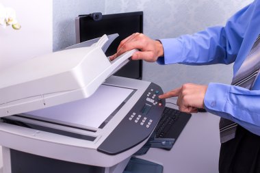 Ofiste yazıcıyla çalışan bir işadamı.