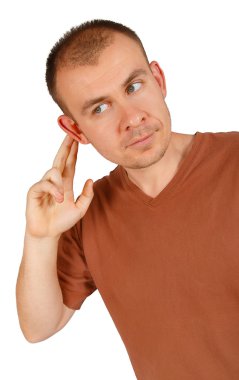 Genç adam elini tutarak onun kulak 