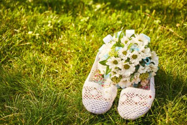 Papatya ve beyaz yaz sandalet düğün buket