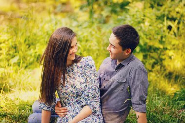 Aşık genç erkek ve kadın