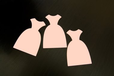 Pembe elbise şeklinde üç kart