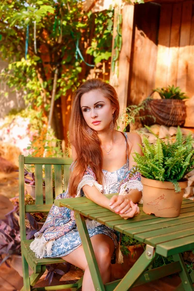 Портрет сексуальної молодої жінки, що сидить на дерев'яному стільці — стокове фото